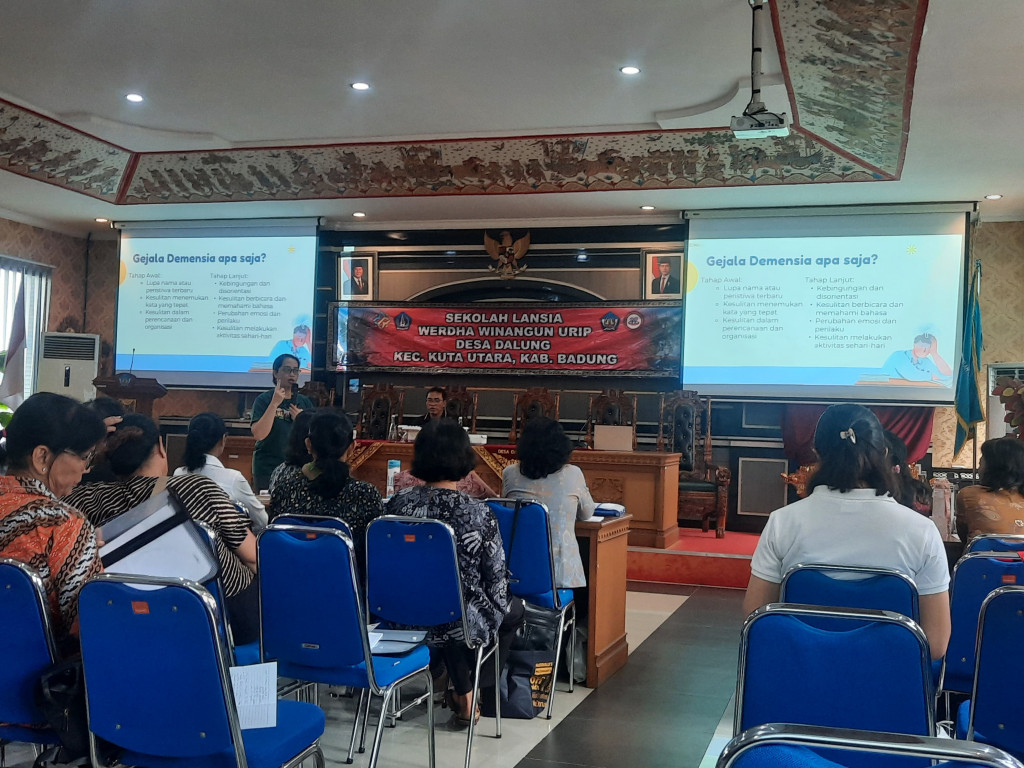 Gemakan Semangat Lansia Melalui Pola Makan Sehat Pada Hari Kedua Sekolah Werdha Winangun Urip Desa Dalung